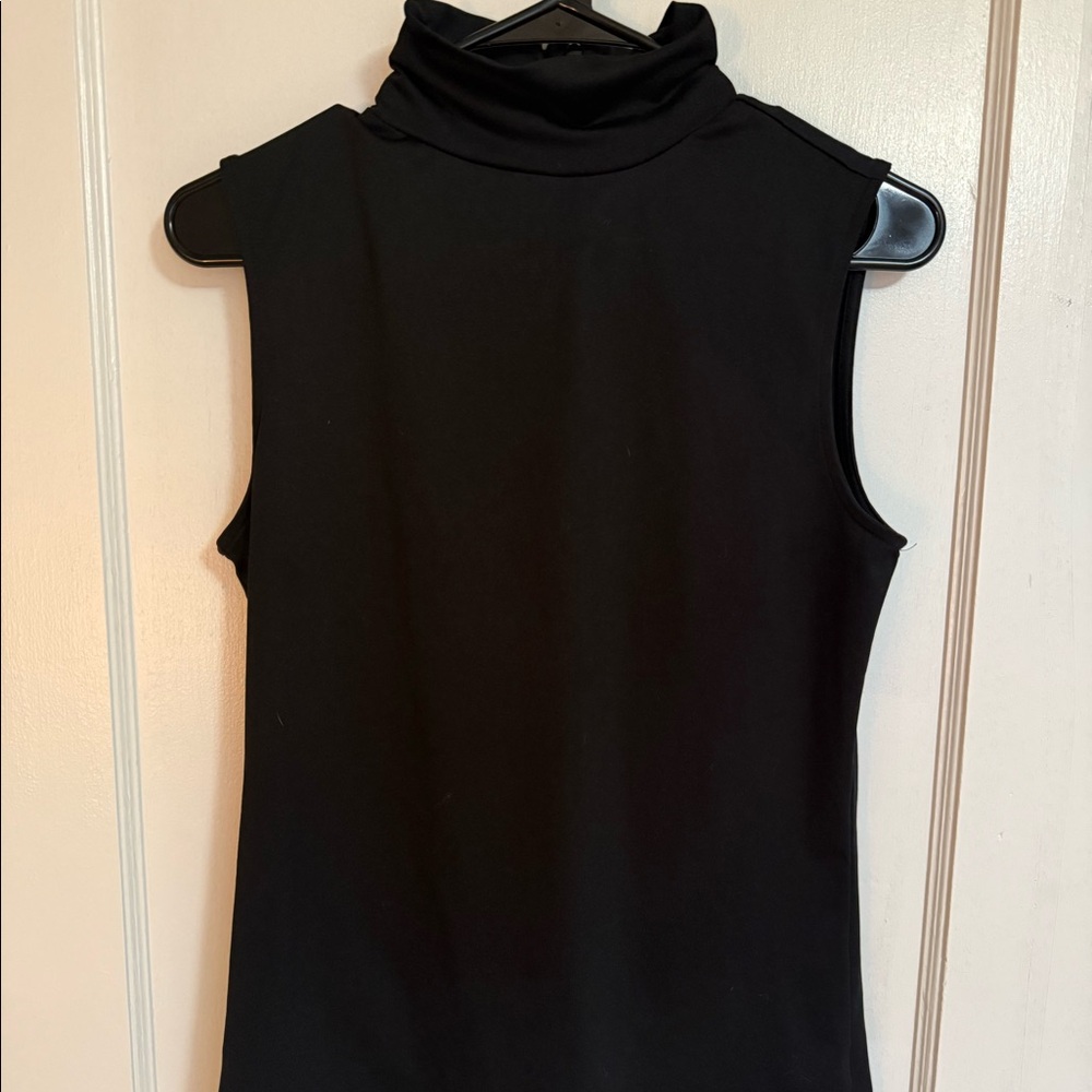 Turtleneck sleeveless shirt